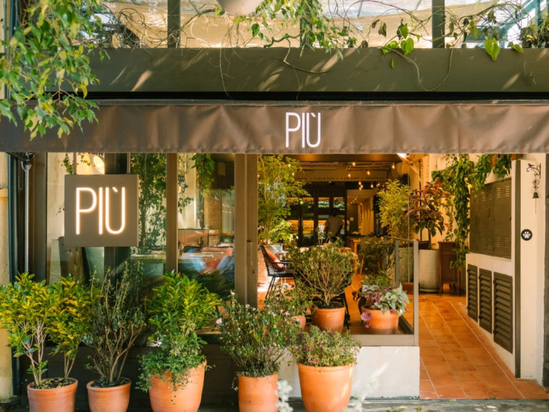Restaurante ganha nova área verde pelas mãos do paisagista João Queiroz